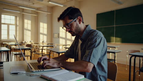 estudiante trabajando en una computadora portátil en el aula