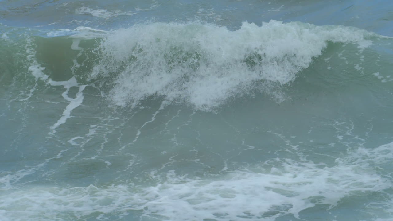 폭풍우 치는 날에 부서지는 거대한 관파