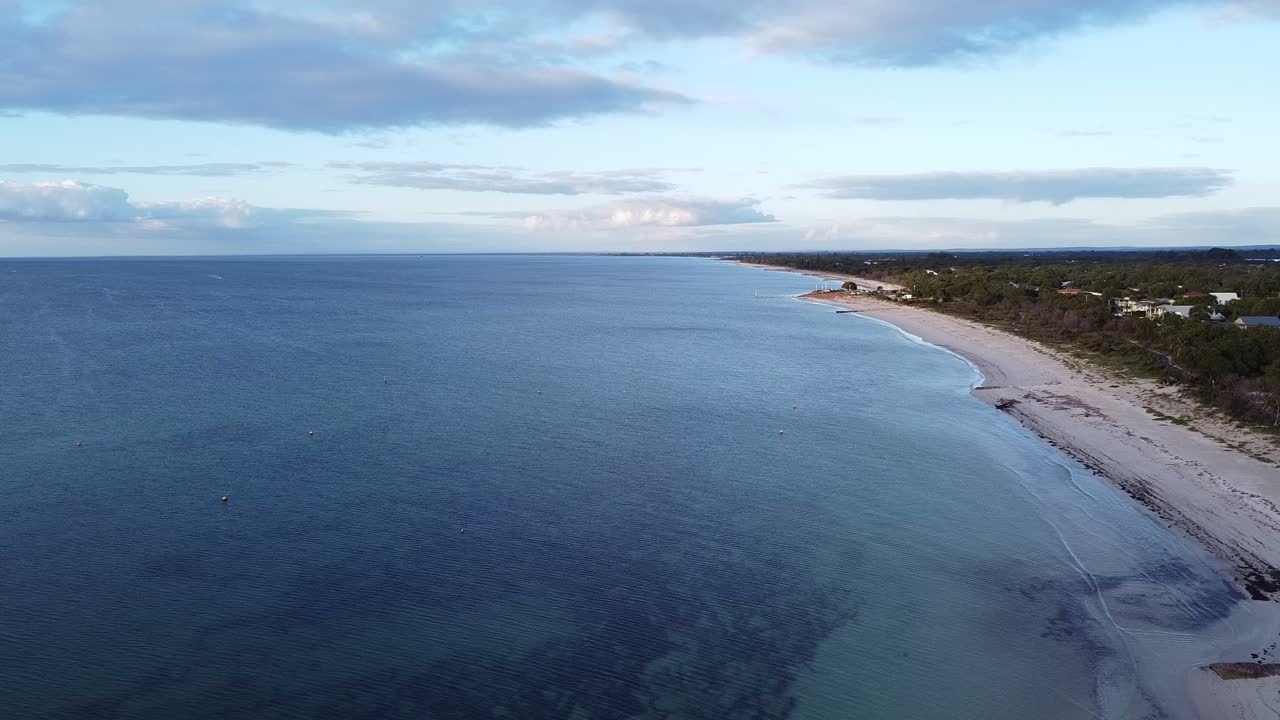 vista descendente sobre la bahía de geografía con ondas suaves golpeando la orilla