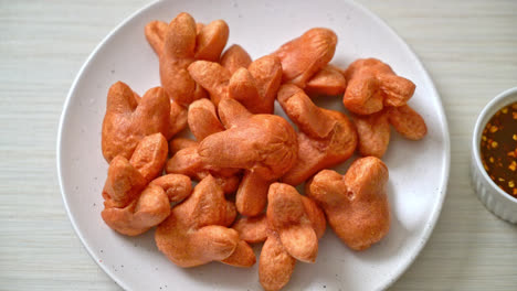 salchicha frita con salsa para mojar