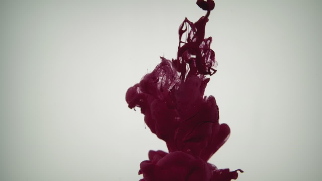 fluido marrón que se expande en un medio transparente