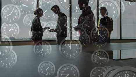 animación de múltiples relojes de tic-tac frente a la vista de los hombres de negocios discutiendo en la oficina