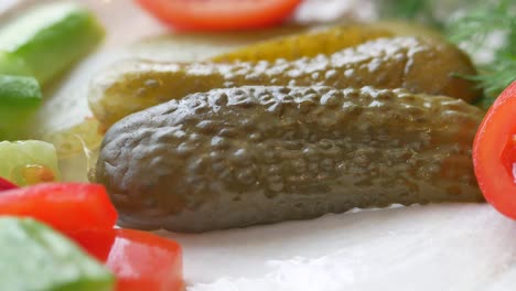 pepinos en vinagre y ensalada de verduras