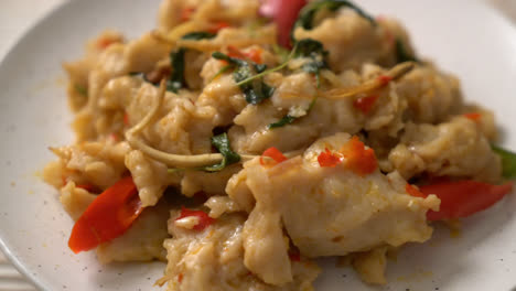 revuelva las bolas de pescado frito con chili - estilo de comida asiática