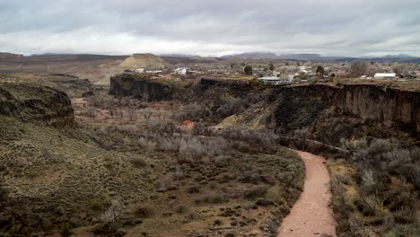 El-Río-Virgen-Fangoso-En-Un-Cañón-Escarpado-Debajo-De-La-Ciudad-De-Utah-De-La-Verkin