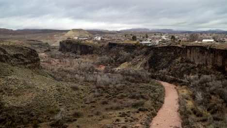 el río virgen fangoso en un cañón escarpado debajo de la ciudad de utah de la verkin