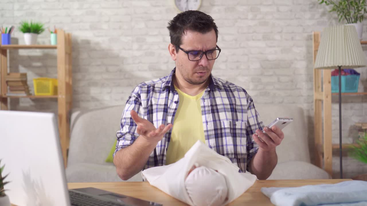 un giovane futuro padre ha problemi di apprendimento, di avvolgere una bambola e di guardare la telecamera