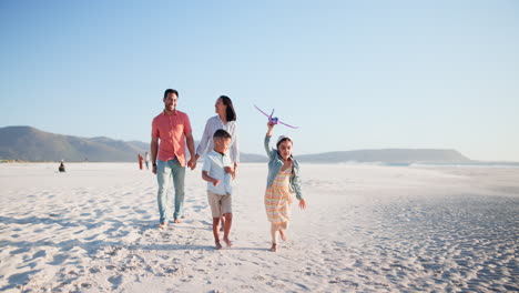 Familie,-Eltern-Und-Kinder-Am-Strand-Mit-Dem-Flugzeug