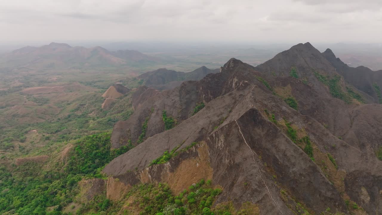 un vuelo sobre colinas afiladas en panamá, los picachos