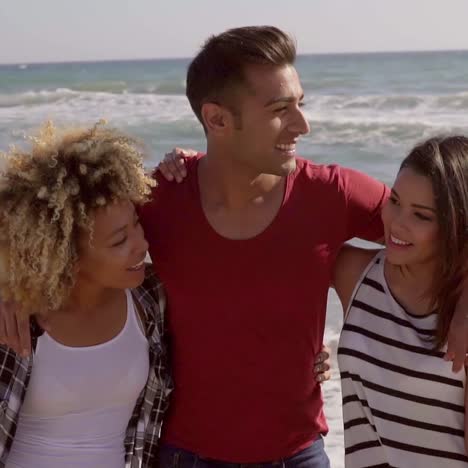 jovenes en la playa