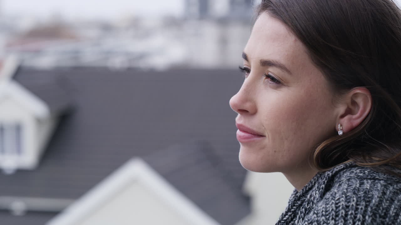 mujer contemplando una vista de la ciudad