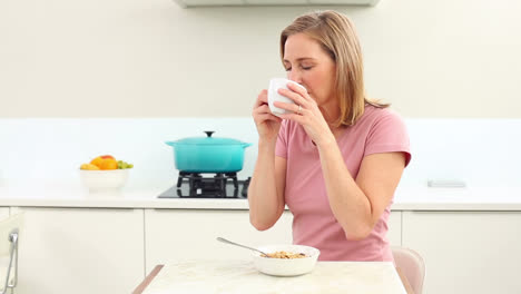 mujer madura bebiendo café en el desayuno