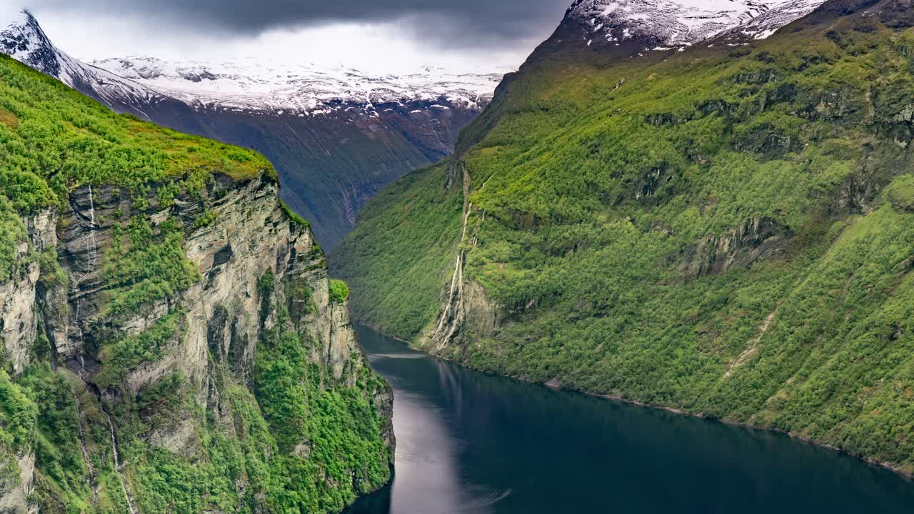 Una vista del fiordo di Geiranger dal belvedere sopra la cascata delle Sette Sorelle