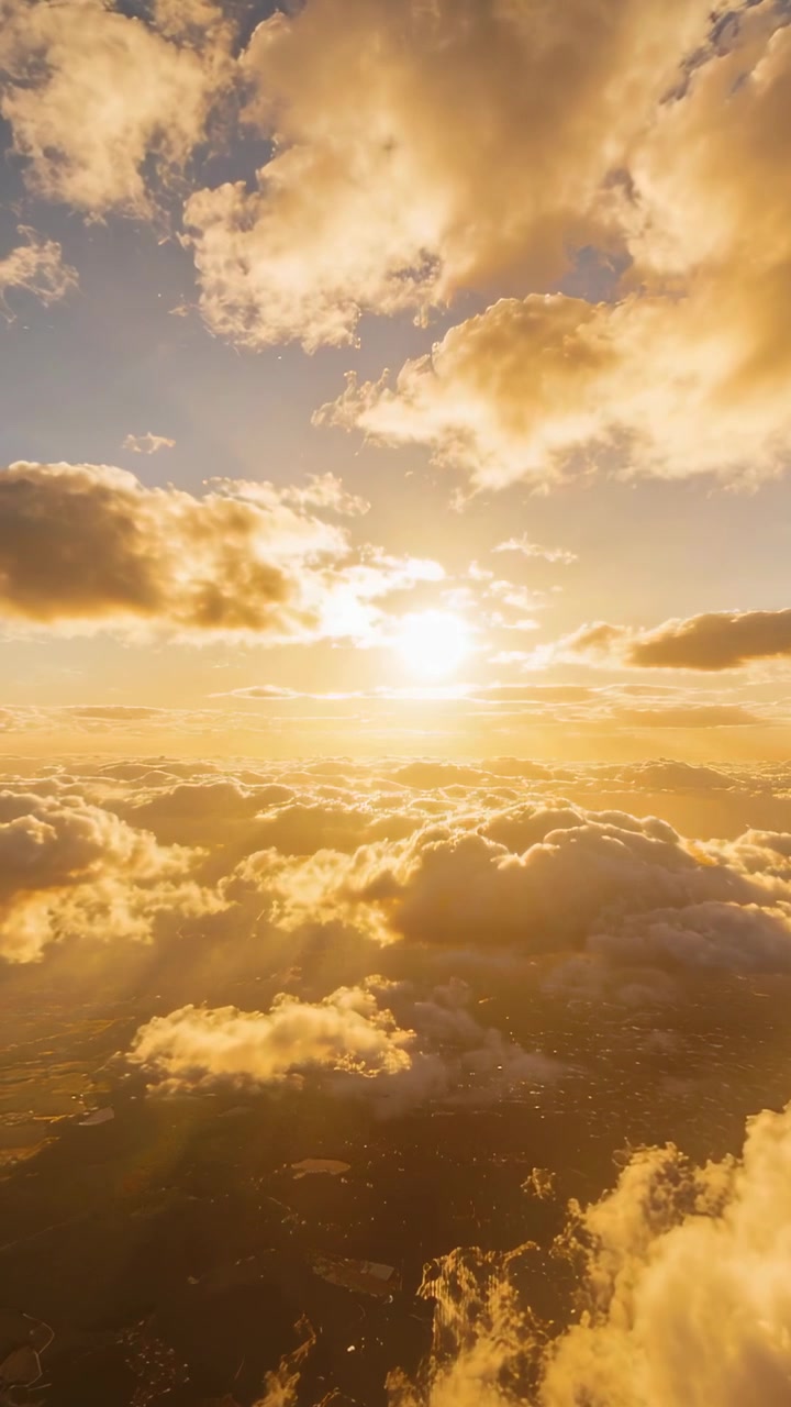 Vertikal video: Svævende drone bevæger sig frem over skyerne, fanger cumulus-toppe, afslører sol og land.