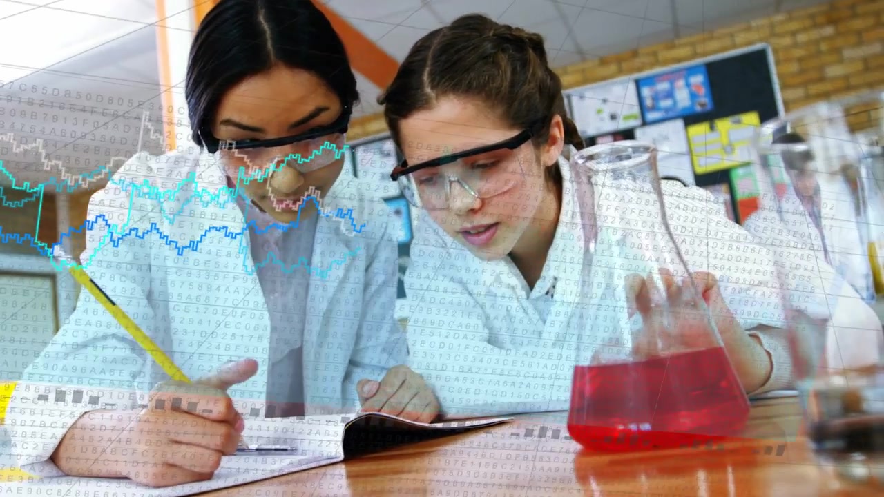 Due studenti chinati su un quaderno di laboratorio, documentano una beuta rossa per il laboratorio, con grafici blu che attraversano i busti.