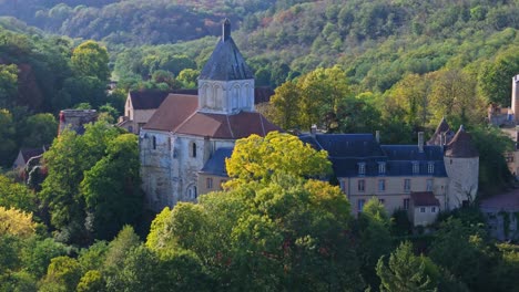 Luftaufnahme-Des-Dorfes-Gargilesse-Und-Seiner-Burg,-Frankreich