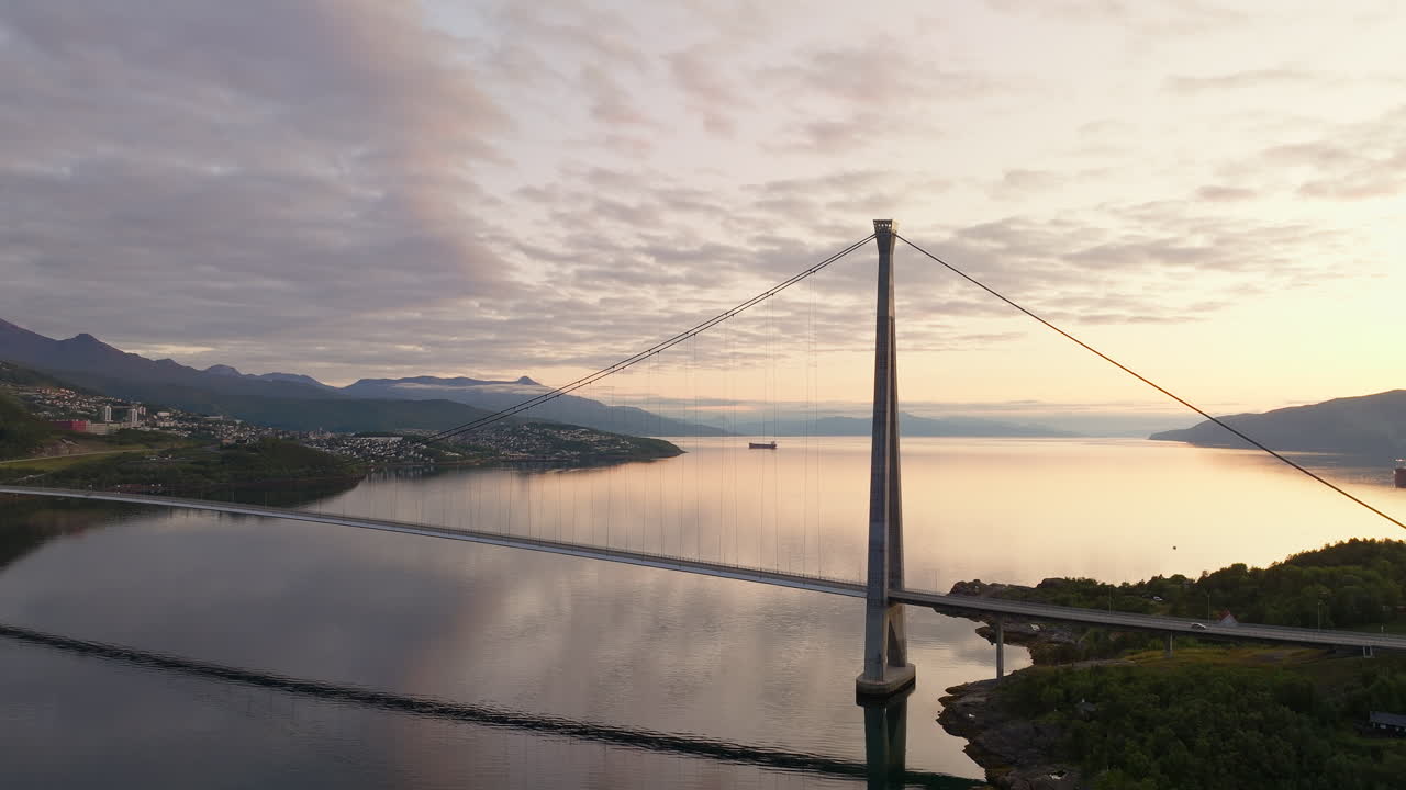 el puente colgante de halogaland que atraviesa el fiordo de rombaks, narvik.