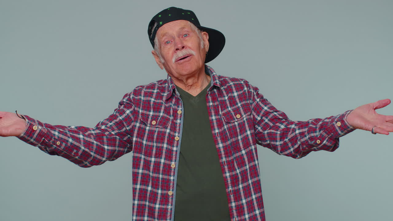 남자는 분노한 표정으로 손을 들어 왜 실패한 이유를 묻고 불신을 보여줍니다.