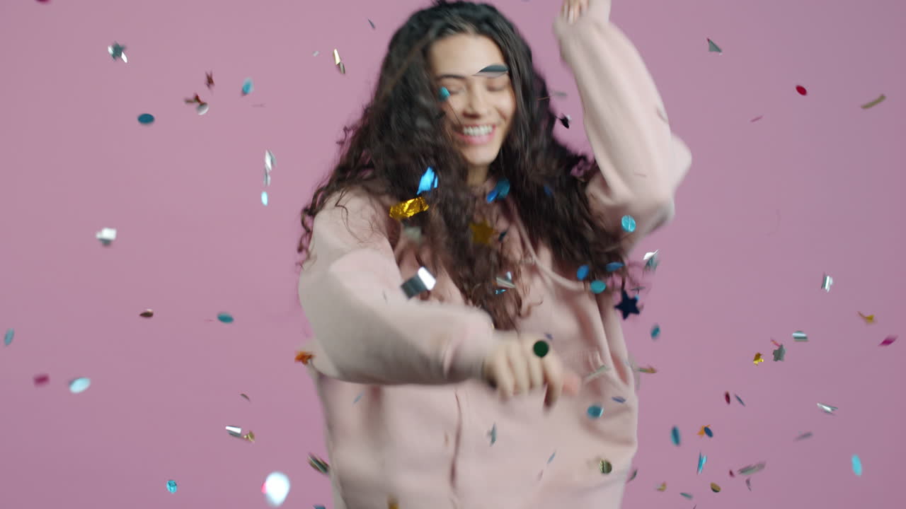 Una donna felice che celebra con i confetti