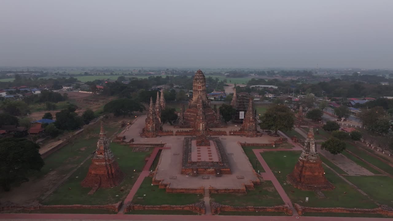 Droonikuva Wat Chai Watthanaram -temppelistä hehkuen auringonnousussa