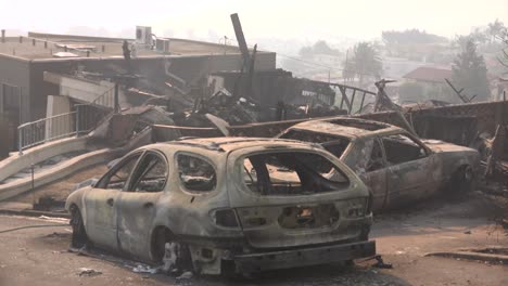 los autos quemados arden en una calle en la ladera después del incendio de thomas en 2017 en el condado de ventura, california