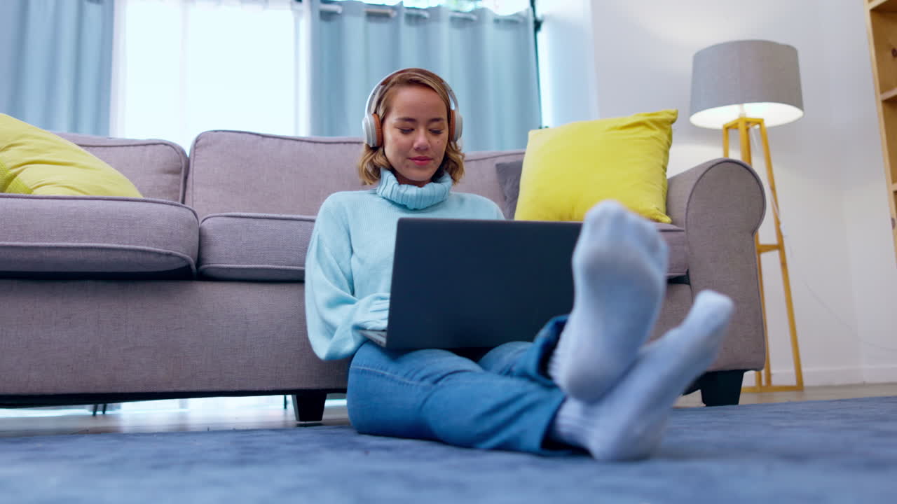 música, computadora portátil y mujer con auriculares en la vida