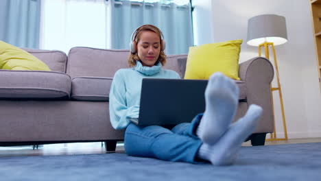 Música,-Computadora-Portátil-Y-Mujer-Con-Auriculares-En-La-Sala-De-Estar