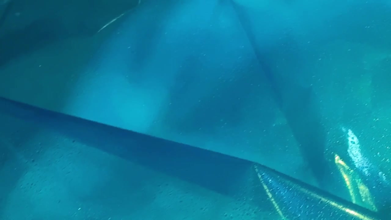Fondo Abstracto de Lámina Metálica Turquesa Brillante con Gotas de Agua