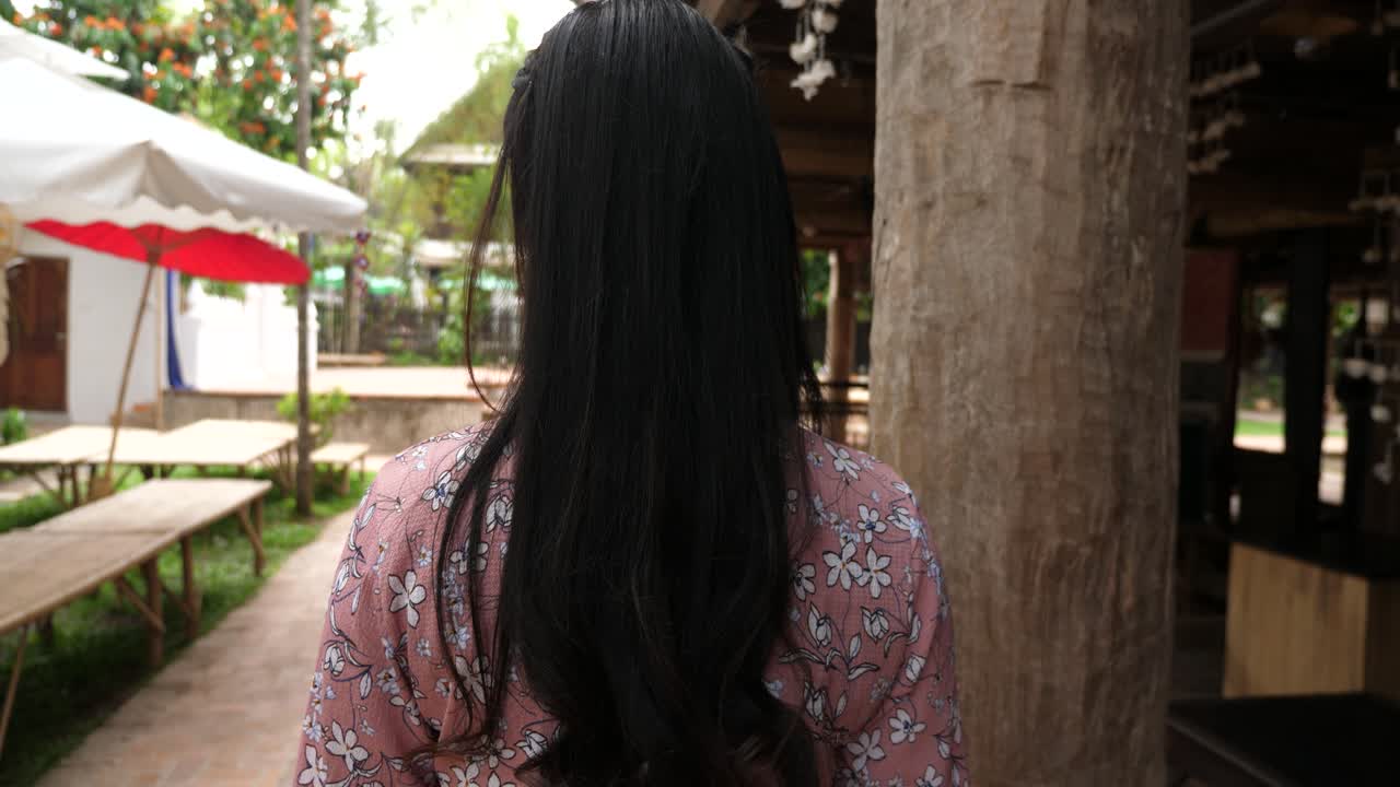 Woman standing outdoors in a restaurant/cafe