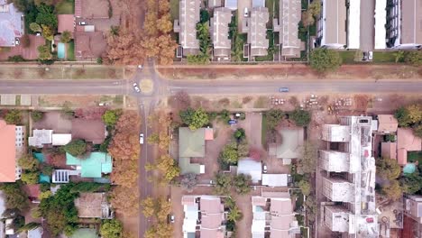 vista aérea del tráfico de automóviles bajo en pretoria, sudáfrica