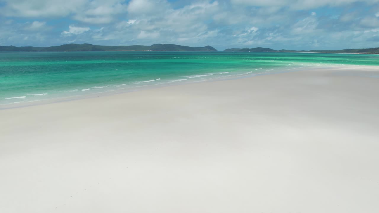 오스트레일리아 즐랜드의 유명한 관광지인 마법의 화이트헤이븐 해변의 공중 풍경