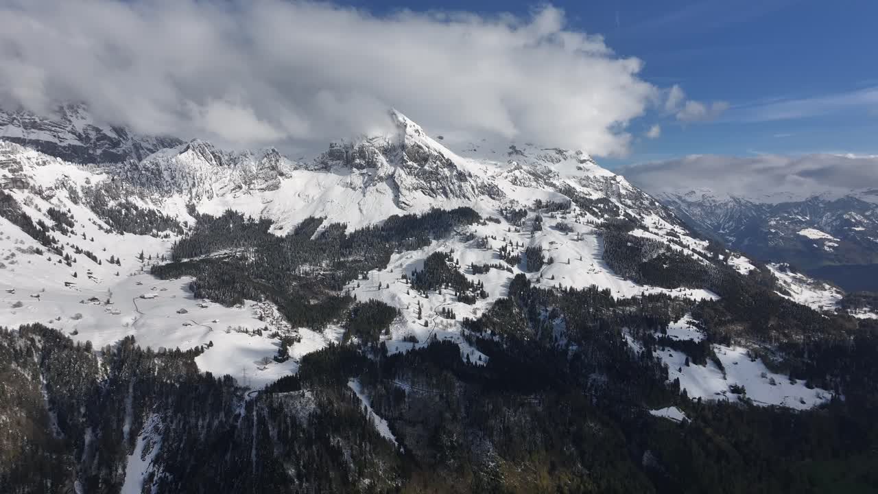 hermosa vista de las montañas nevadas glarus