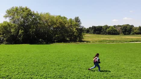 foto de seguimiento de una niña corriendo por un campo rural