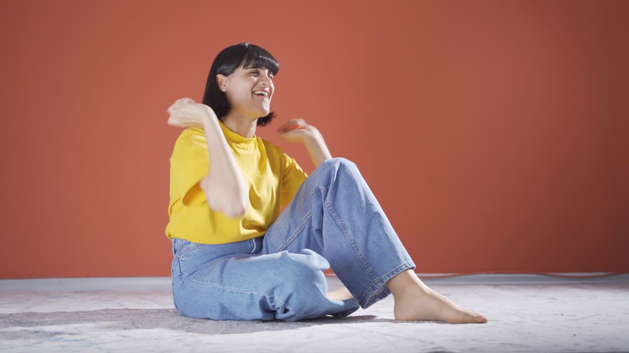 그 여자는 기 ⁇ 하고 있습니다.