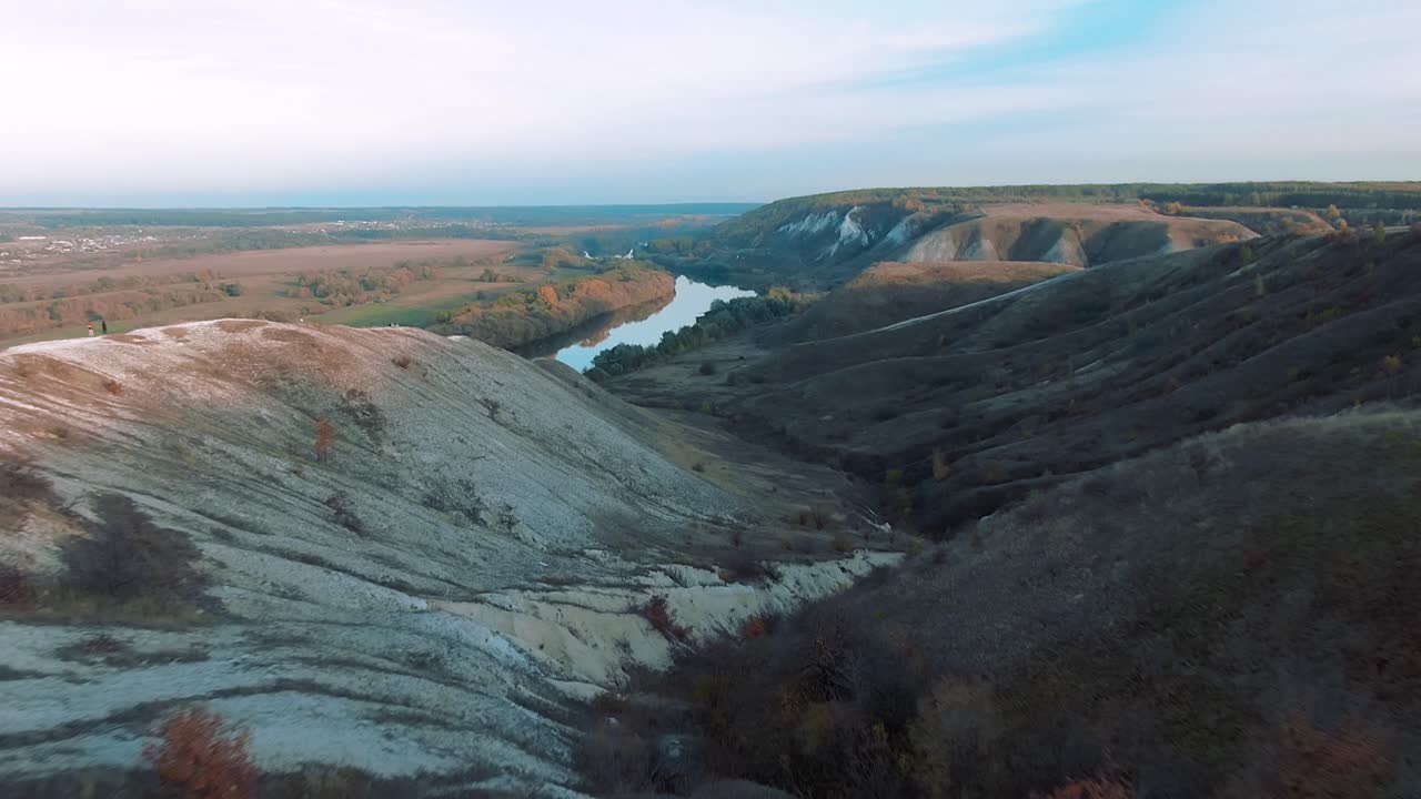 речная долина с холмами и дюнами
