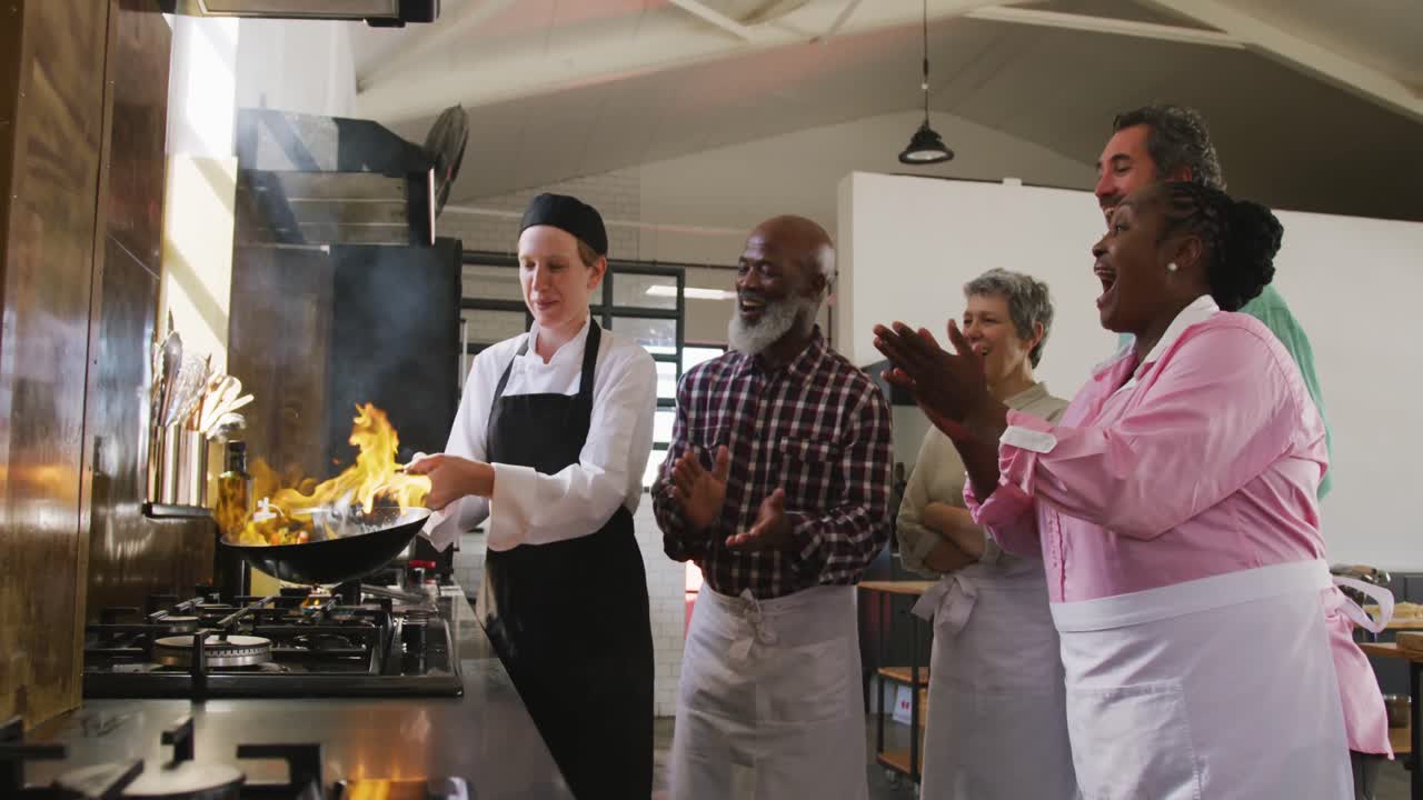 chef cocinando verduras con fuego