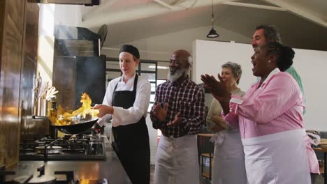 Chef-Cocinando-Verduras-Con-Fuego