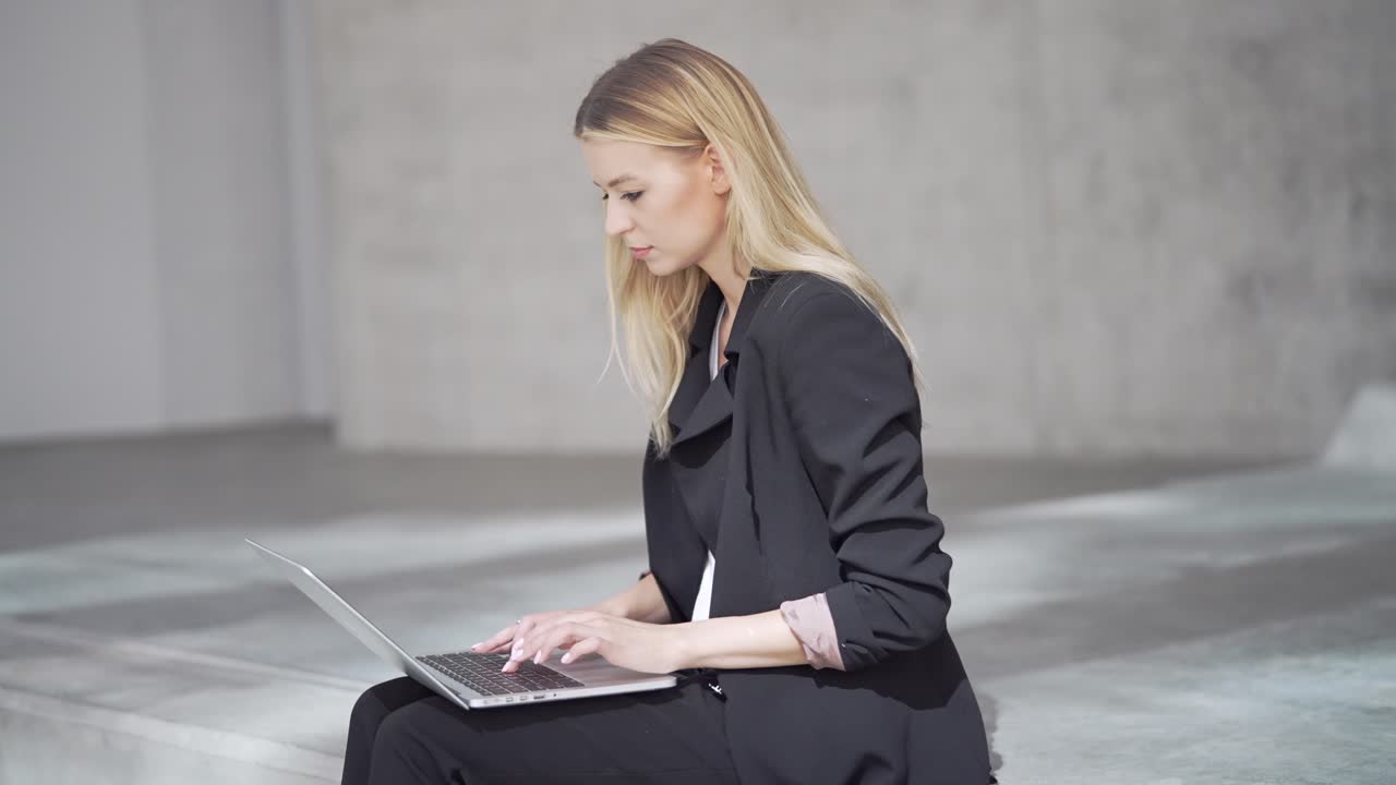 женщина работает на ноутбуке на открытом воздухе