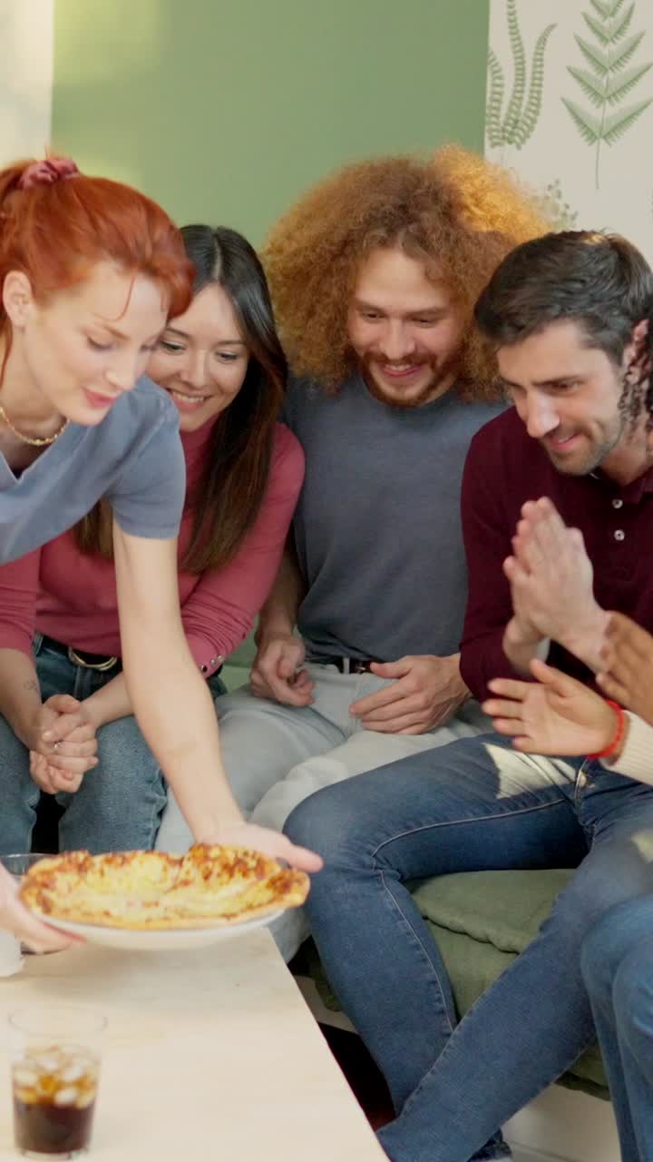 Amici a casa entusiasti del buon profumo della pizza