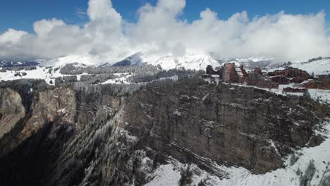 vista epica delle alpi francesi con il villaggio sciistico di avoriaz, girato da drone in 4k