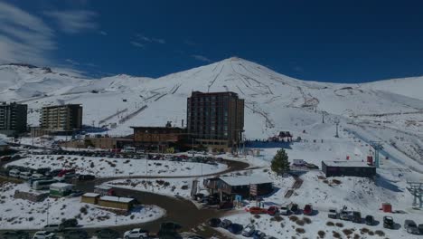 Toma-Aérea-Giratoria-De-Un-Hotel-De-Estación-De-Esquí-En-La-Base-De-Las-Pistas-De-El-Colorado.