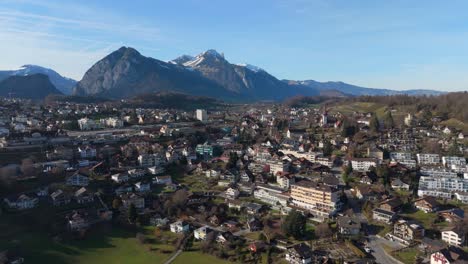 spiez mit dem thunsee und den schweizer alpen als hintergrund, klarer tag, luftansicht