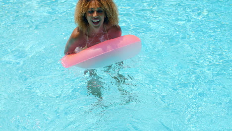 chica linda jugando en la piscina