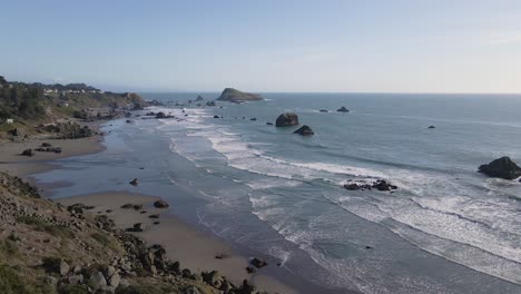 Imágenes-De-Drones-4k-Olas-De-Playa-Rodando-En-Brookings-Oregon-Norte-De-California