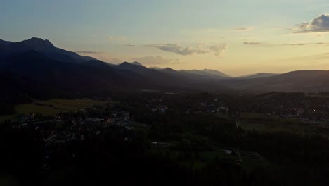 Ciudad-Turística-De-Zakopane-Durante-La-Puesta-De-Sol-Con-La-Cordillera-Al-Fondo-En-El-Sur-De-Polonia