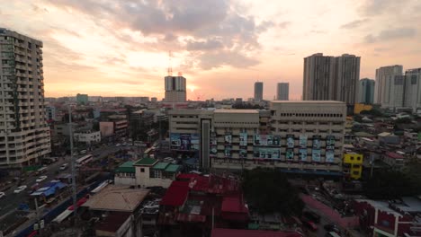 horizonte de la ciudad durante una puesta de sol