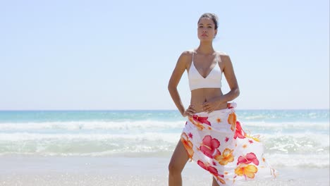 Schöne-Junge-Frau-Im-Bikini-Am-Strand