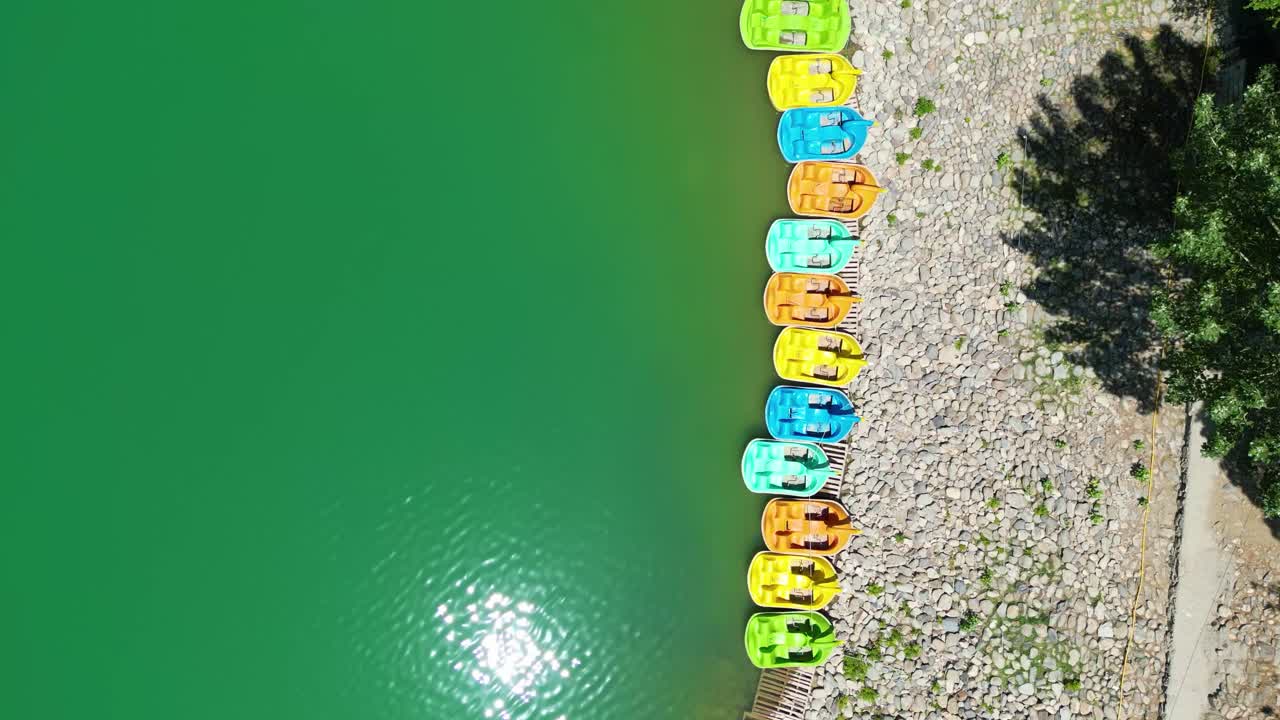 vista aérea del paisaje del lago en kabul, afganistán, cielo azul