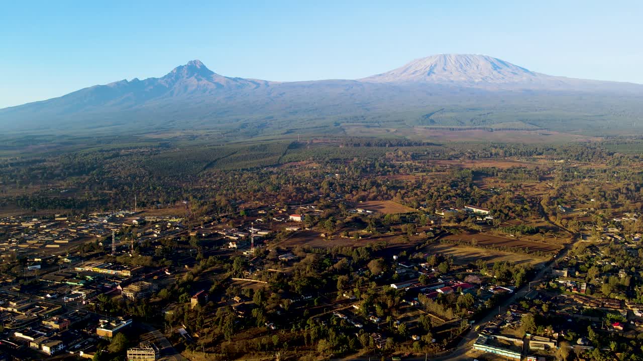 amanecer paisaje de kenya con una aldea, kilimanjaro y parque nacional de amboseli - seguimiento, vista aérea de avión no tripulado
