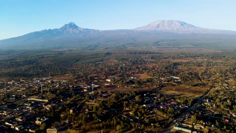 amanecer paisaje de kenya con una aldea, kilimanjaro y parque nacional de amboseli - seguimiento, vista aérea de avión no tripulado